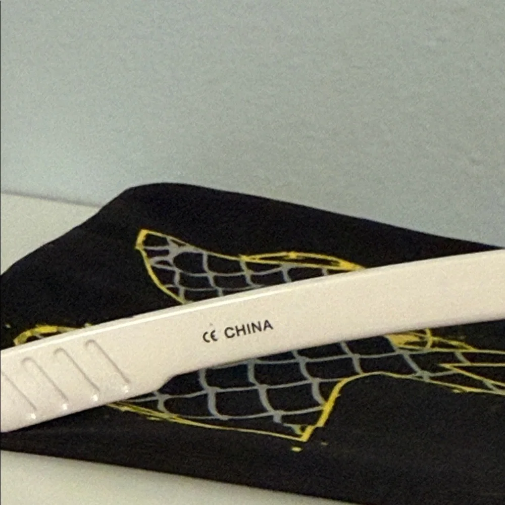 Under Armour UA White Nitro L Youth Sunglasses with dustbag